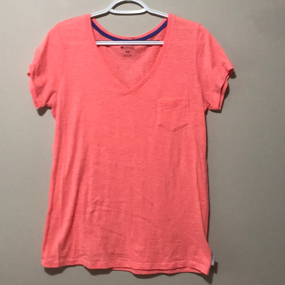 Columbia medium orange/ salmon colored T-shirt